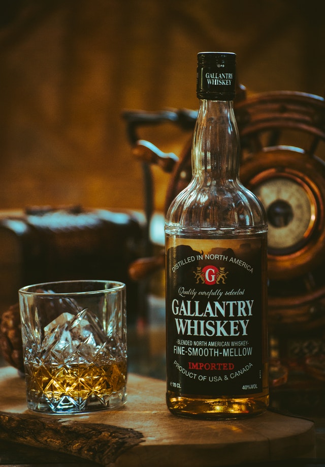 Láhev alkoholu jako narozeninový dárek